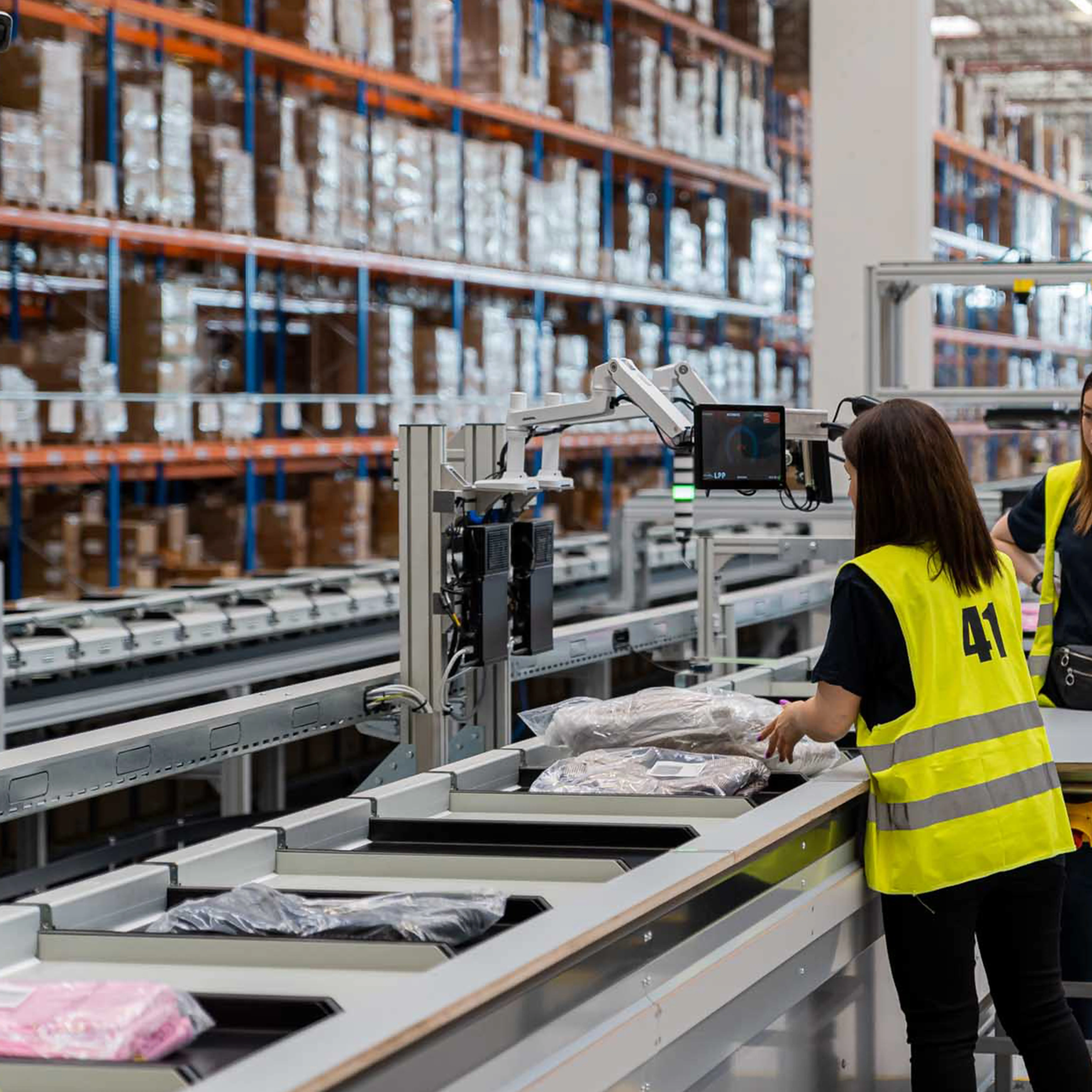 Vrouw legt producten op de sorter